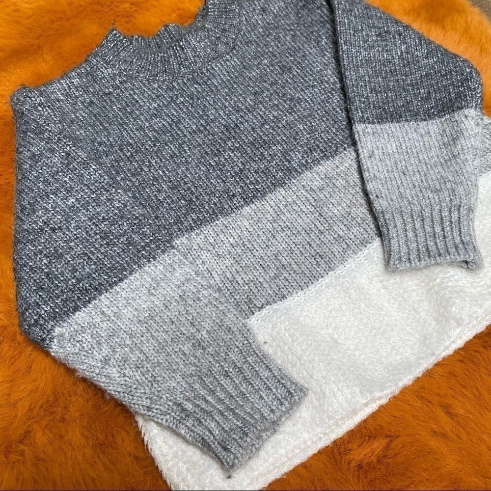 Mayoral knit 3 toned grey crewneck sweater size 5